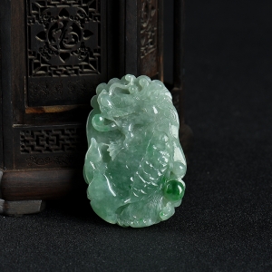 豆种飘翠翡翠龙头鱼吊坠