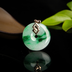 18K豆种飘翠翡翠平安扣吊坠