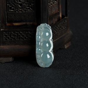 糯种灰绿翡翠连中三元吊坠