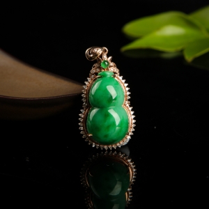 18k糯种飘翠翡翠葫芦吊坠