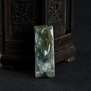 糯种飘花翡翠龙头吊坠