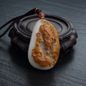 山料俏色和田玉牛气冲天手把件