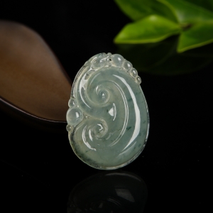 糯冰种飘花翡翠如意吊坠