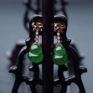 18K金镶钻糯冰种翠色翡翠葫芦耳坠