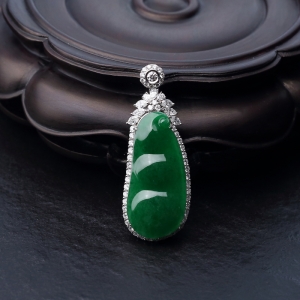 18K金镶钻糯种翠色翡翠福豆吊坠