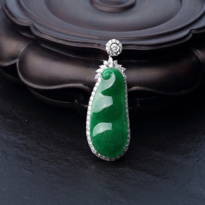 18K金镶钻糯种翠色翡翠福豆吊坠