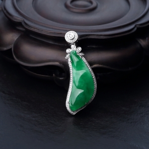 18K金镶钻糯种翠色翡翠福豆吊坠