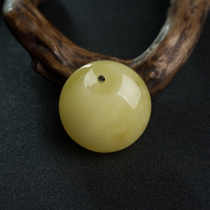 鸡油黄蜜蜡平安扣吊坠