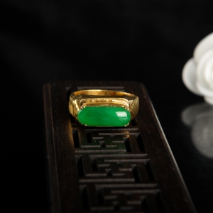 糯种翠绿翡翠戒面