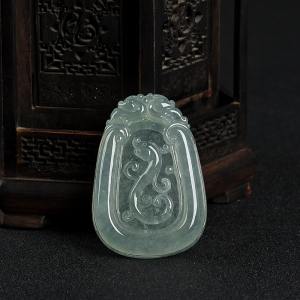 糯冰种浅绿翡翠仿古龙吊坠