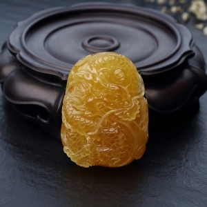 鸡油黄蜜蜡龙吊坠