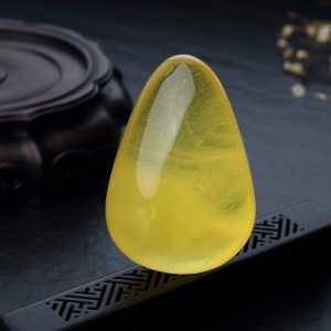 鸡油黄金绞蜜随形吊坠