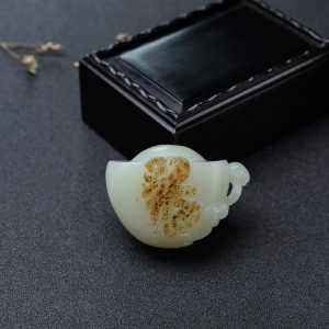 山料俏色和田玉福吊坠