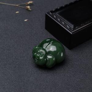 山料和田青玉招财猪吊坠