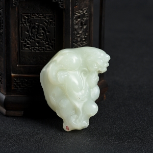 籽料和田白玉美女与野兽手把件