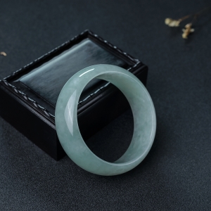 56.5mm糯种浅绿翡翠扁镯