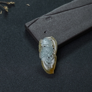 糯种俏色翡翠镂雕凤凰吊坠