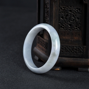 58mm豆种春带彩翡翠手镯