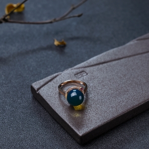 18K金镶钻净水多米蓝珀戒指