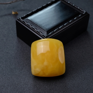 鸡油黄蜜蜡无事牌吊坠