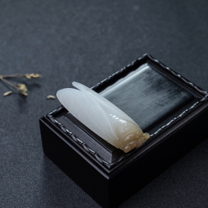 山料俏色和田玉一鸣惊人吊坠