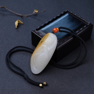 籽料俏色和田玉观音吊坠