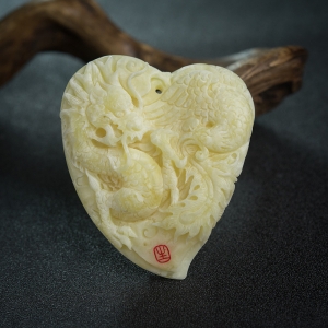 象牙白白蜜龙凤呈祥吊坠