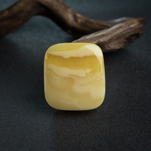 鸡油黄蜜蜡无事牌吊坠