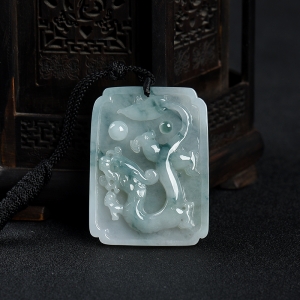糯种飘花翡翠龙牌吊坠