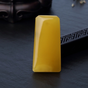 鸡油黄蜜蜡无事牌吊坠