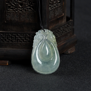 糯冰种浅绿翡翠双龙戏珠吊坠