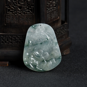 糯种飘花翡翠龙头鱼吊坠