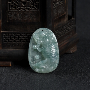 糯冰种飘花翡翠龙鱼吊坠