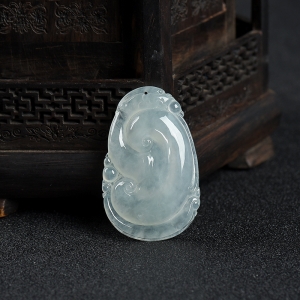 糯冰种浅绿翡翠如意吊坠
