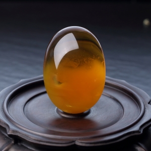 鸡油黄金绞蜜随形吊坠