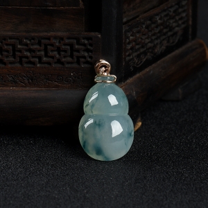18k糯冰种飘花翡翠葫芦吊坠