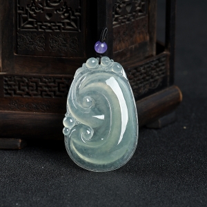 糯冰种浅绿翡翠如意吊坠