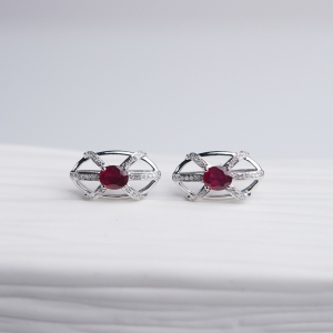 18K金镶钻鸽血红红宝石耳钉