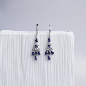 18K金镶钻深蓝色蓝宝石耳坠