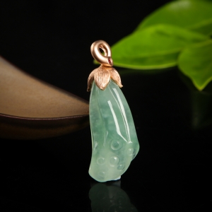 18K糯冰种翡翠莲蓬吊坠