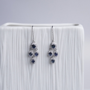 18K金镶钻深蓝色蓝宝石耳坠