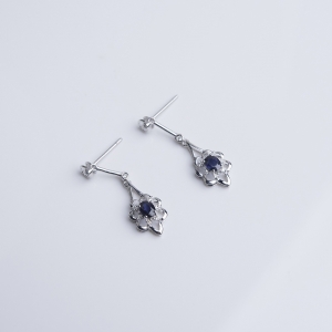 18K金镶钻深蓝色蓝宝石耳坠