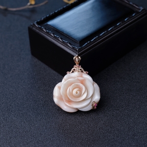 18K金镶钻深水粉色珊瑚花吊坠