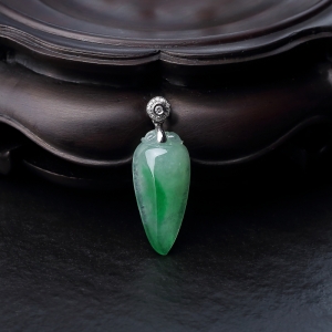 18K金镶钻糯冰种飘翠翡翠辣椒吊坠