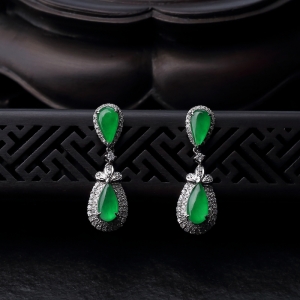 18K金镶钻冰种翠色翡翠耳钉