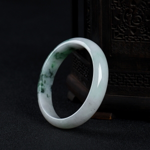 55.5mm豆种飘翠翡翠贵妃镯