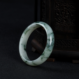 57mm豆种飘花翡翠手镯