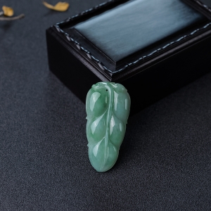 糯种豆绿翡翠叶子吊坠