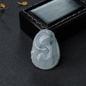 糯种飘花翡翠如意吊坠