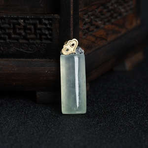 18k糯冰种浅绿翡翠无事牌吊坠